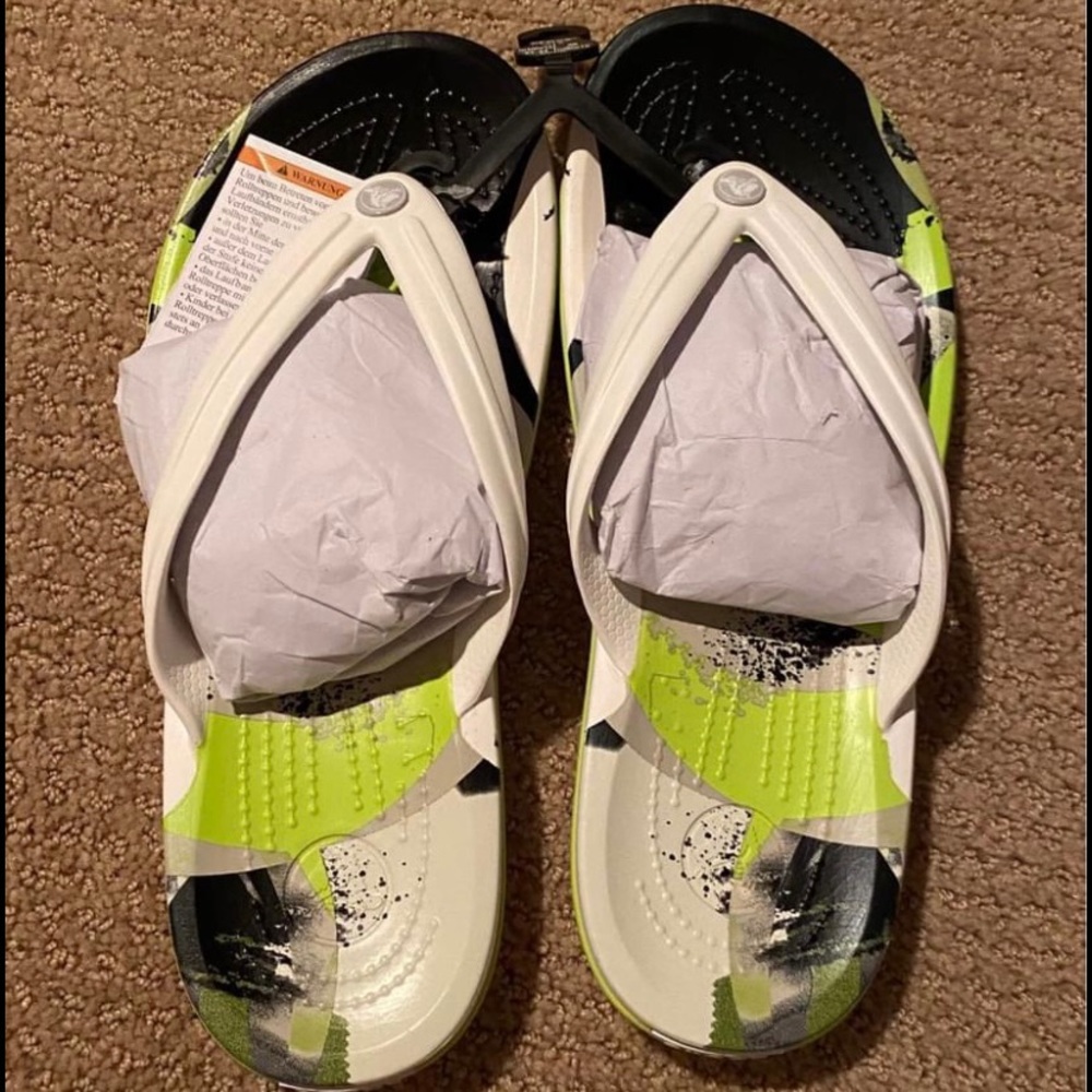 Crocs flip flops. Men 9/women 11. New. - Picture 1 of 2